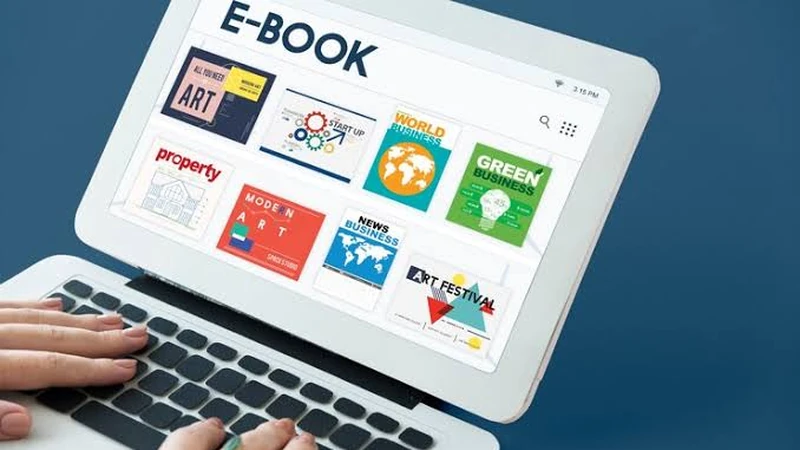 Seseorang sedang mengetik di laptop yang menampilkan toko digital berisi aneka sampul buku elektronik