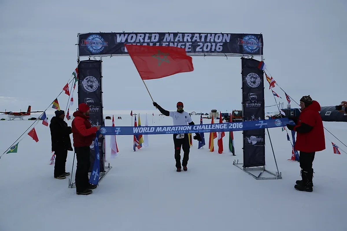 Pelari Finisher Menaklukkan Garis Finis Antarctic Ice Marathon Union Glacier di Atas Lapisan Salju Abadi