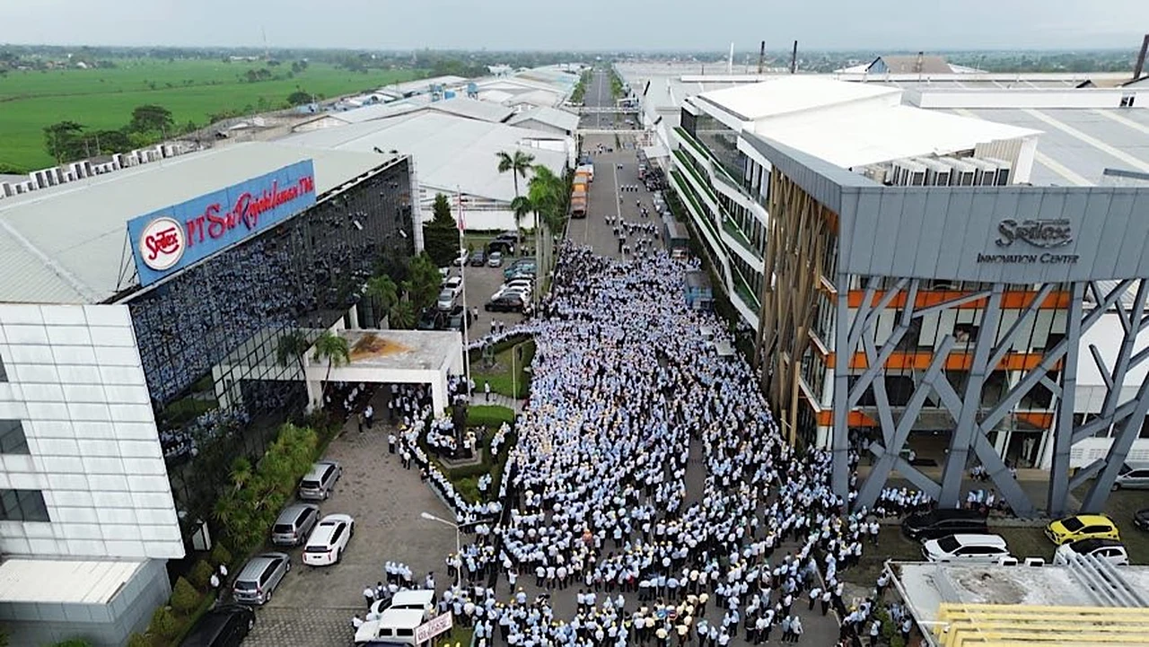 Gerbang pabrik tekstil PT Sri Rejeki Isman Tbk Sritex di Sukoharjo Jawa Tengah