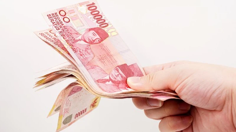 Ilustrasi penyerahan uang tunai pecahan seratus ribu rupiah program Bantuan Langsung Tunai BLT 2027