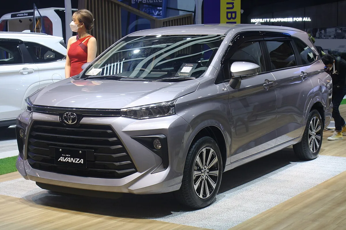 Toyota Avanza putih di jalanan Indonesia - mobil keluarga yang paling banyak diambil lewat kredit