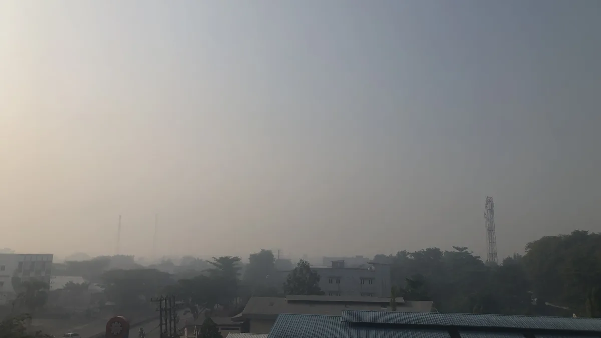 Kondisi kawasan permukiman dan perkotaan yang diselimuti kabut asap tebal akibat kebakaran hutan