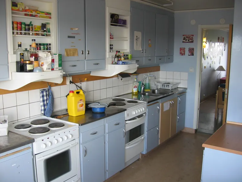Dapur bersama penghuni hunian indekos dengan dua kompor dan peralatan masak yang dipakai bergantian