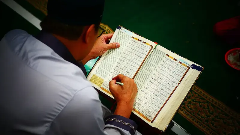 Jemaah membaca Al-Qur'an di Masjid Ubay bin Ka'ab pada malam 21 Ramadan 1446 H sebagai gambaran sumber utama aturan waris Islam