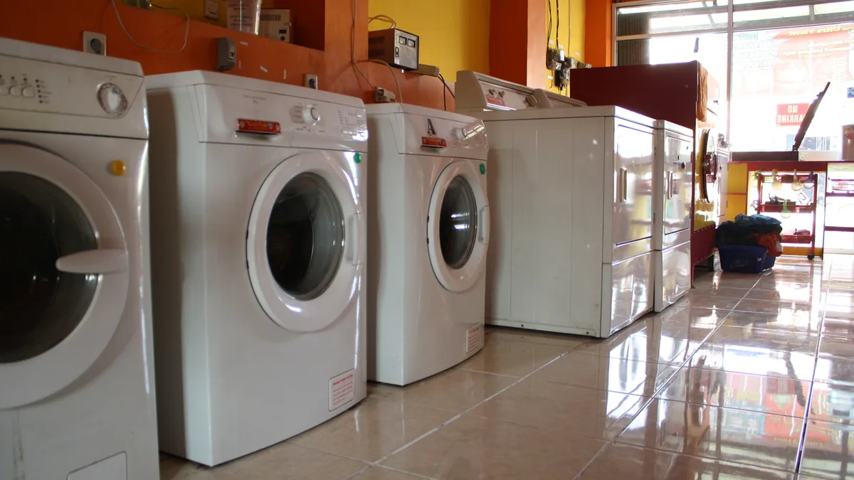 Operasional mesin cuci komersial dan standarisasi proses laundry modern