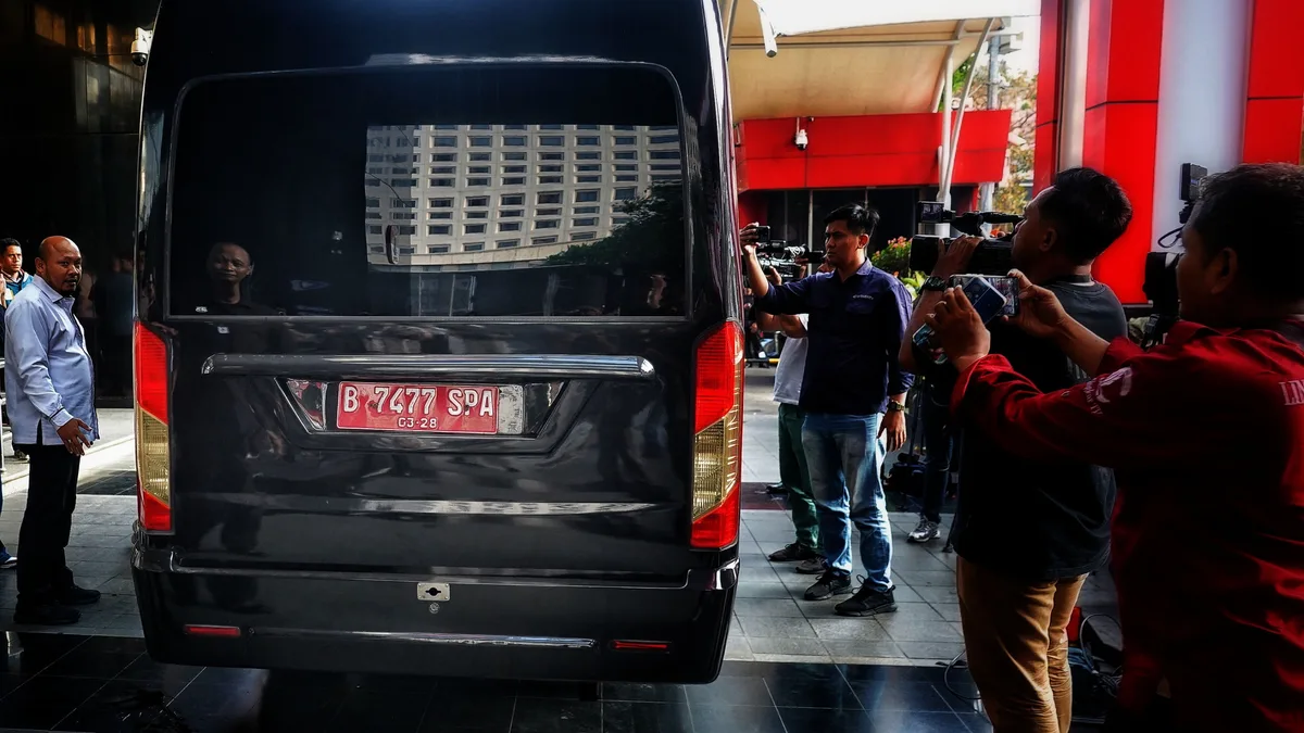 Mobil tahanan KPK mengangkut para tersangka OTT BNPB dari Gedung Merah Putih menuju rutan