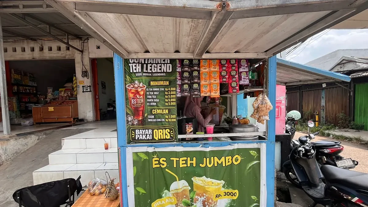 Deretan gelas minuman teh berukuran jumbo dengan sedotan di atas meja penyajian kios