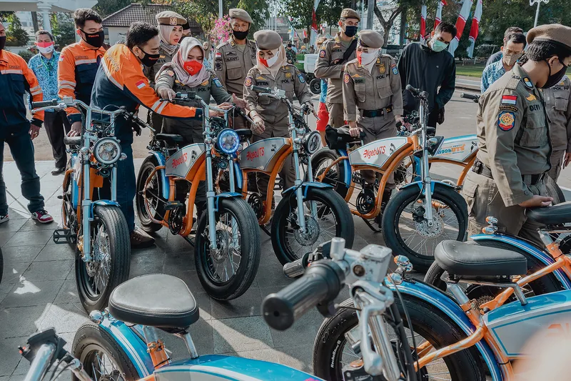 Deretan motor listrik dalam pameran kendaraan listrik di Indonesia