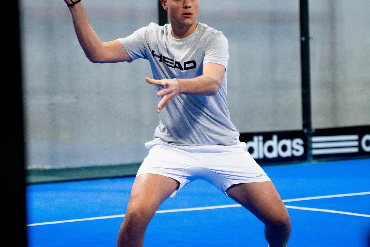 Pemain padel beraksi di lapangan berdinding kaca