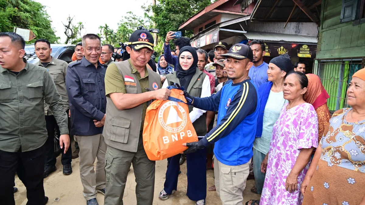 Penyaluran paket logistik darurat bencana oleh jajaran BNPB kepada masyarakat terdampak