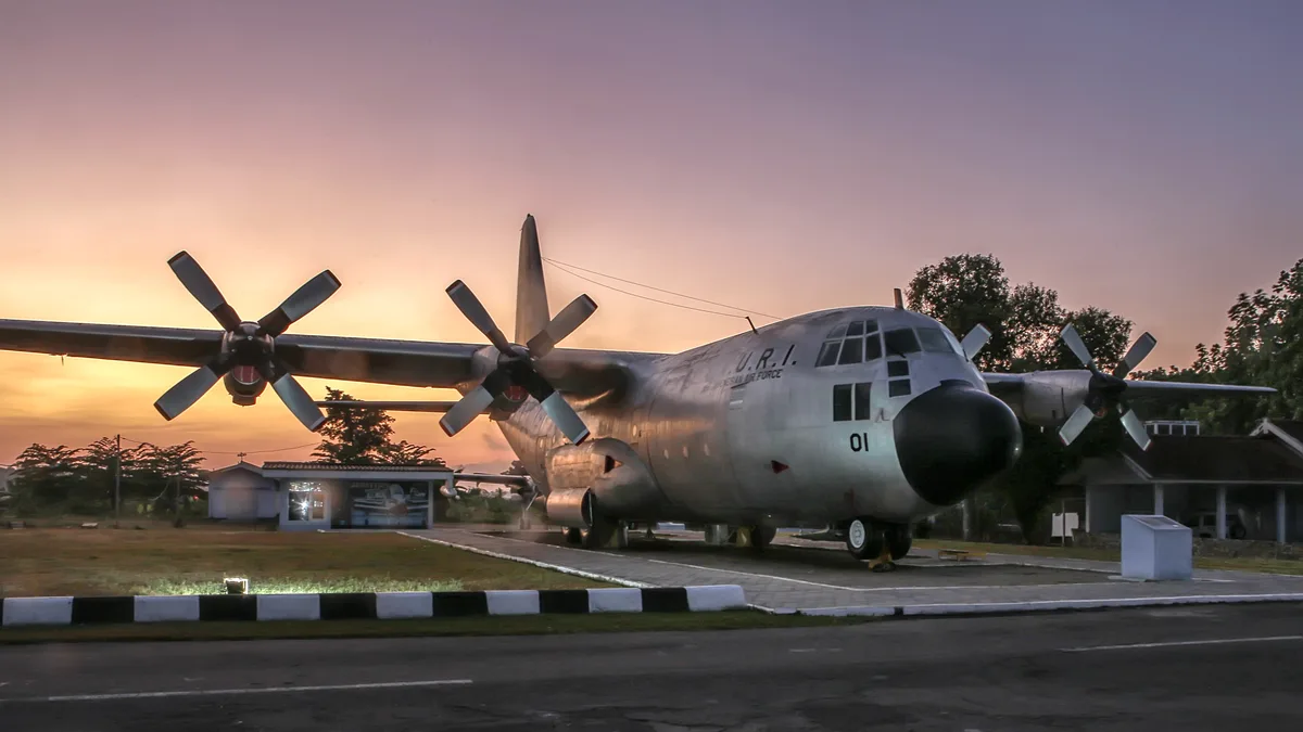 Pesawat angkut militer C-130 Hercules TNI AU yang dikerahkan dalam misi operasi TMC