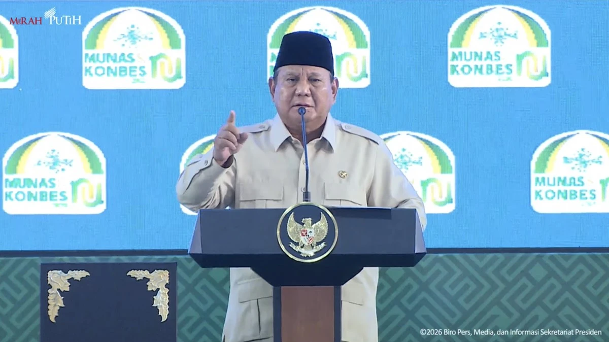 Presiden Prabowo Subianto didampingi Ketua Umum PBNU KH Yahya Cholil Staquf di acara Munas Alim Ulama