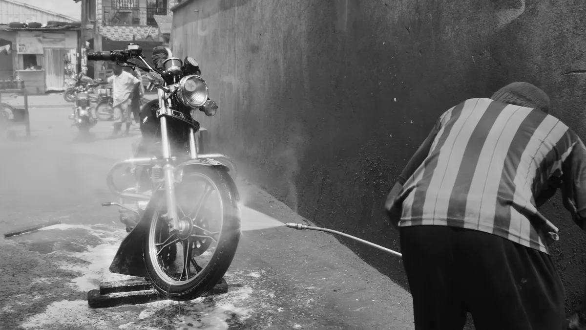 Penyemprotan busa salju dan air bertekanan tinggi pada proses cuci steam sepeda motor