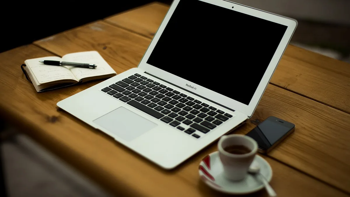 Persiapan berkas dan laptop untuk koordinasi bersama manajemen dan HRD kantor