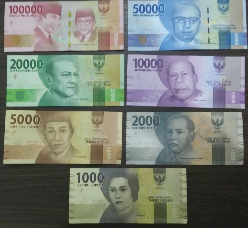 Uang kertas rupiah sebagai lambang pinjaman online berizin OJK