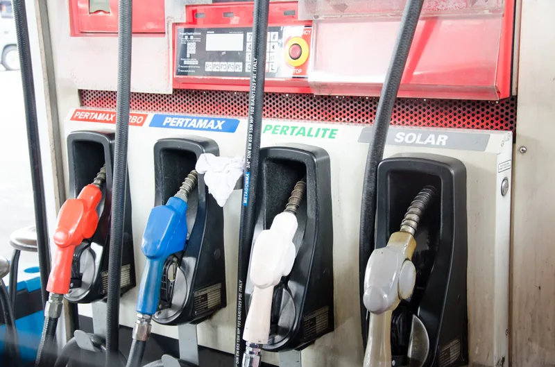 Pompa bahan bakar Pertamina dengan Pertalite, Pertamax, dan Solar di SPBU Indonesia
