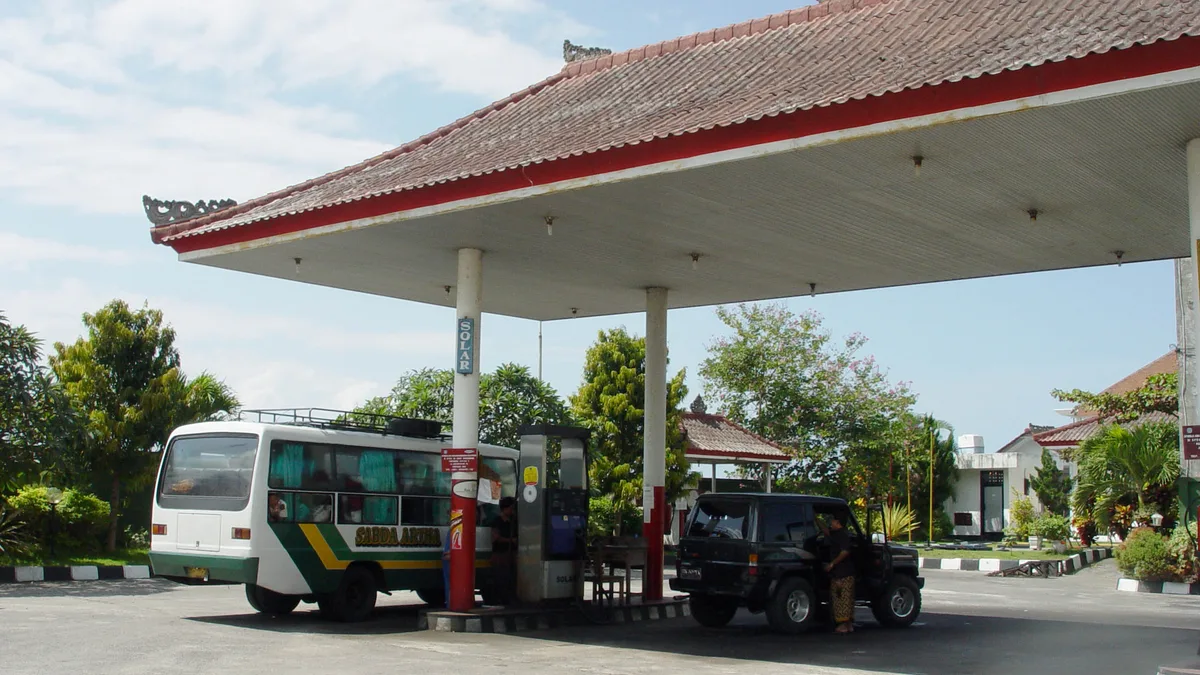 Suasana SPBU Pertamina yang melayani pengisian bahan bakar kendaraan di kawasan Bali
