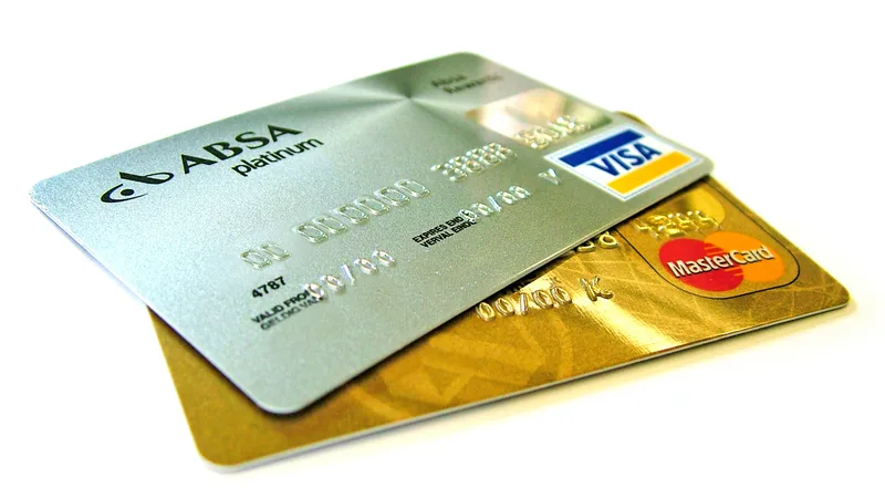 Dua kartu kredit Visa dan Mastercard di atas permukaan putih untuk ilustrasi pengelolaan keuangan yang sehat