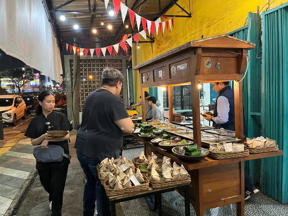 Gerobak angkringan dengan menu nasi kucing dan sate usus untuk analisa usaha modal kecil